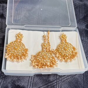 Elegant Gold and Pearl Women Jewelry Tikka Set